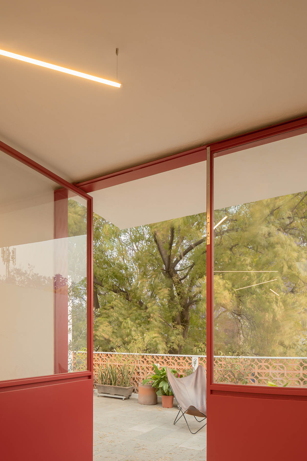 AMASA Estudio transforms old house into a visual artist's art studio and workshop in Mexico