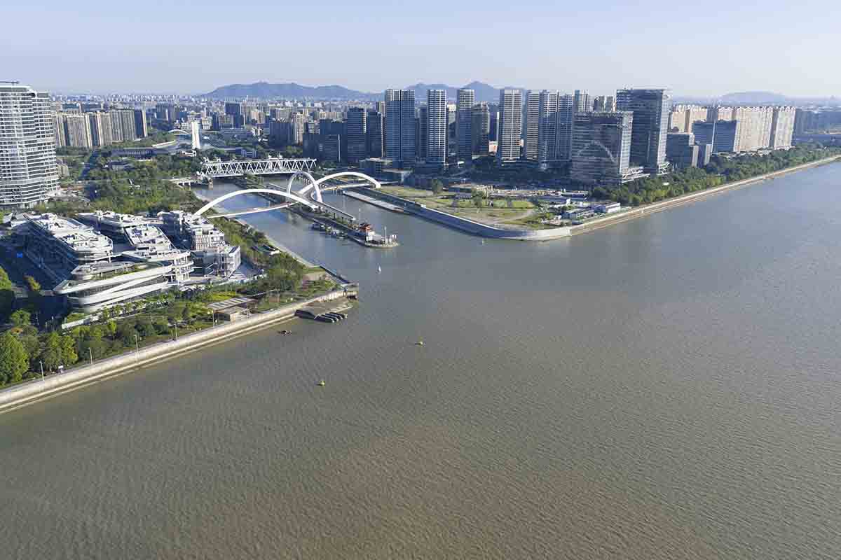 Zaha Hadid Architects reveals the silk-inspired bridge of Hangzhou with a sinuous form