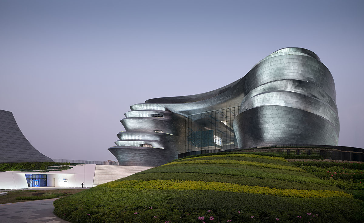 A spaceship-like science and technology museum by Zaha Hadid Architects opens in Shenzhen