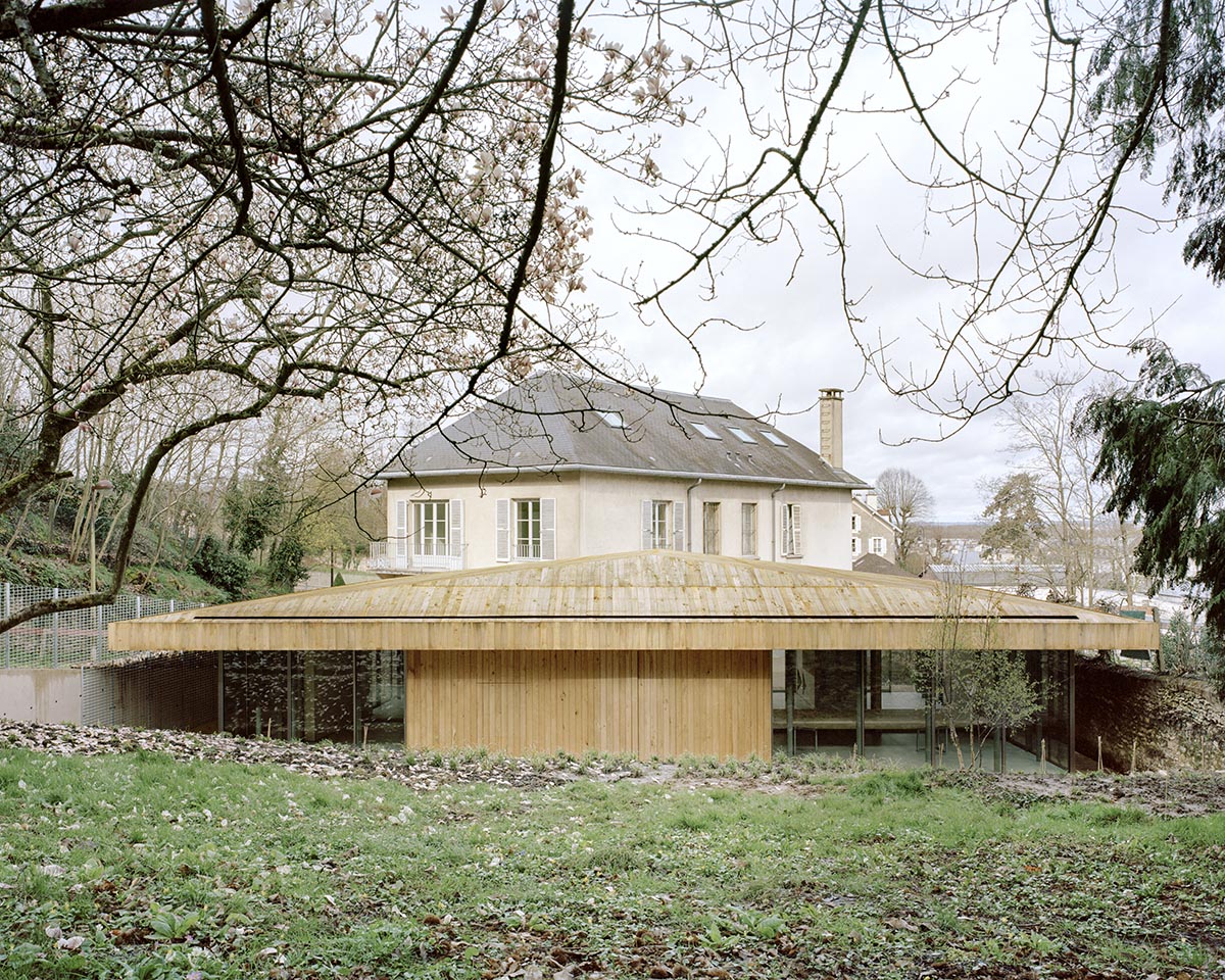 Atelier Delalande Tabourin creates a wooden sunken pavilion that arouses curiosity for visitors