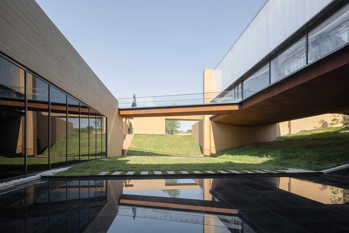 Linear placement of earth-toned walls choreographs a serene hotel by Studio A+ in China 