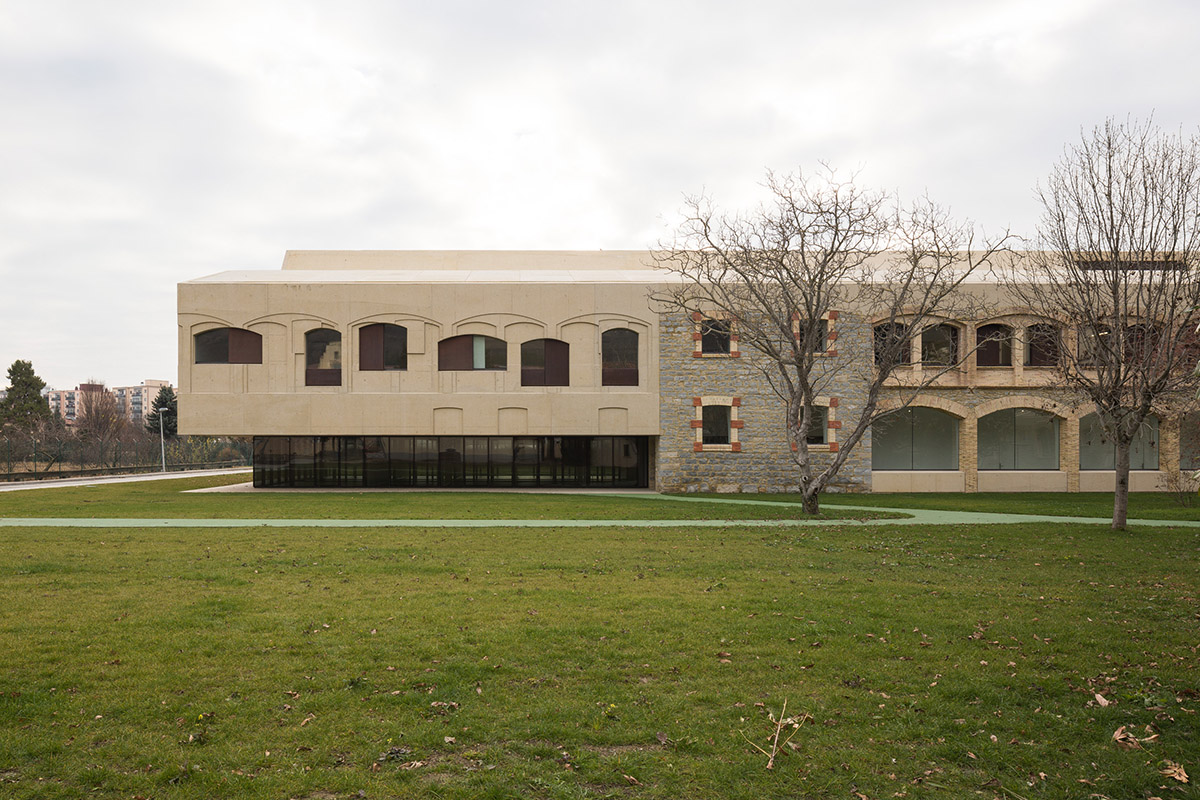 Vaillo+Irigaray Architects' pavilion-like Psychiatric Center is dissolved within historic buildings