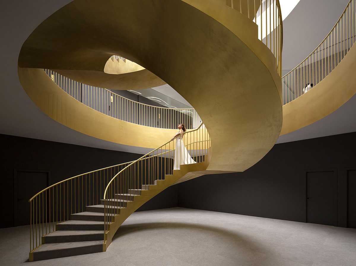 Pablo Muñoz Payá Arquitectos converts old industrial building into bridal store with golden interior