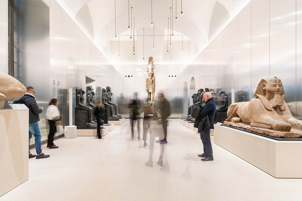 OMA habille la Galerie des Rois du Musée Egizio de Turin de murs en aluminium réfléchissants 