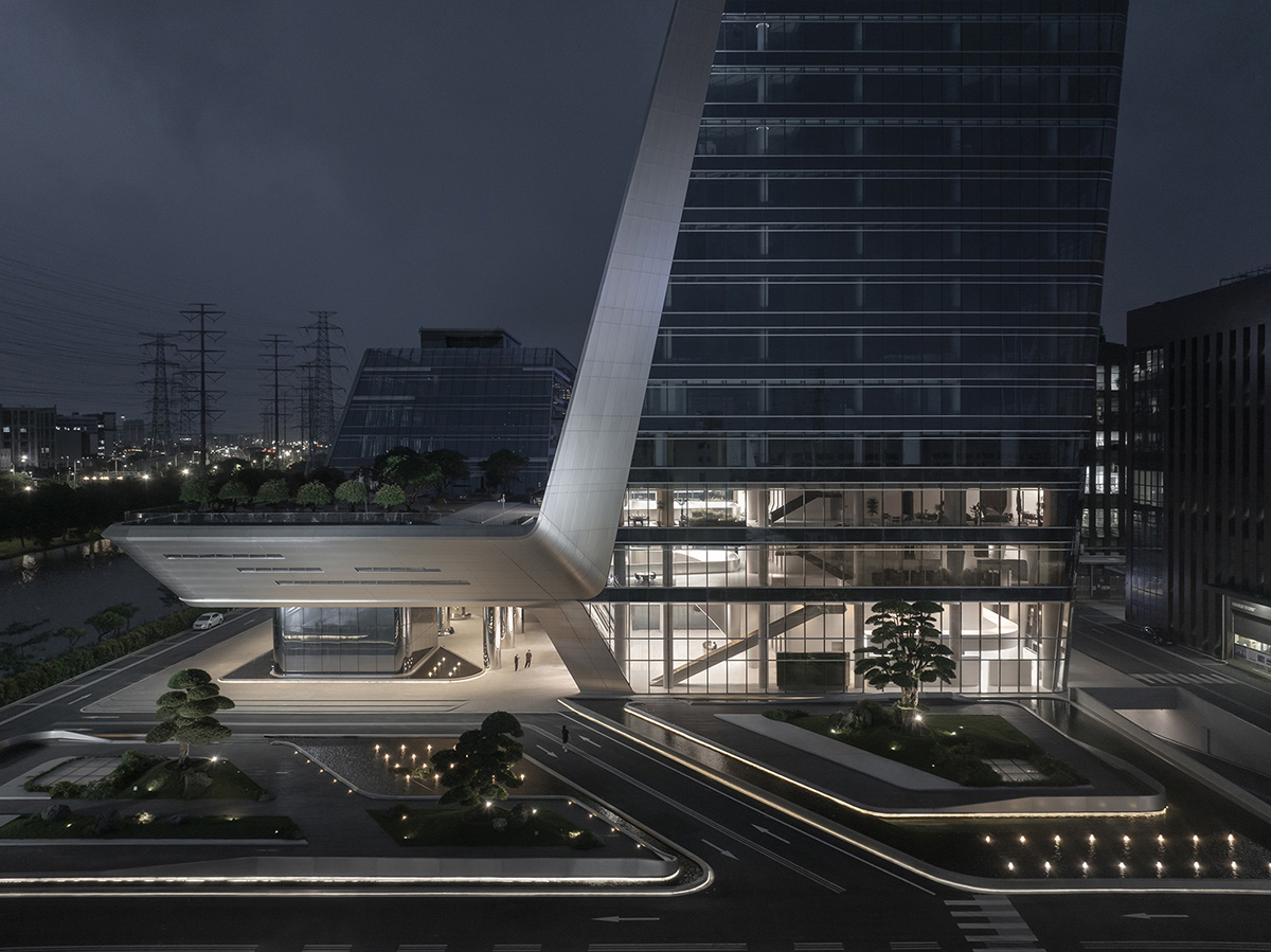 E Studio takes visitors into space travel with a flow of sculpted stainless steel for a showroom