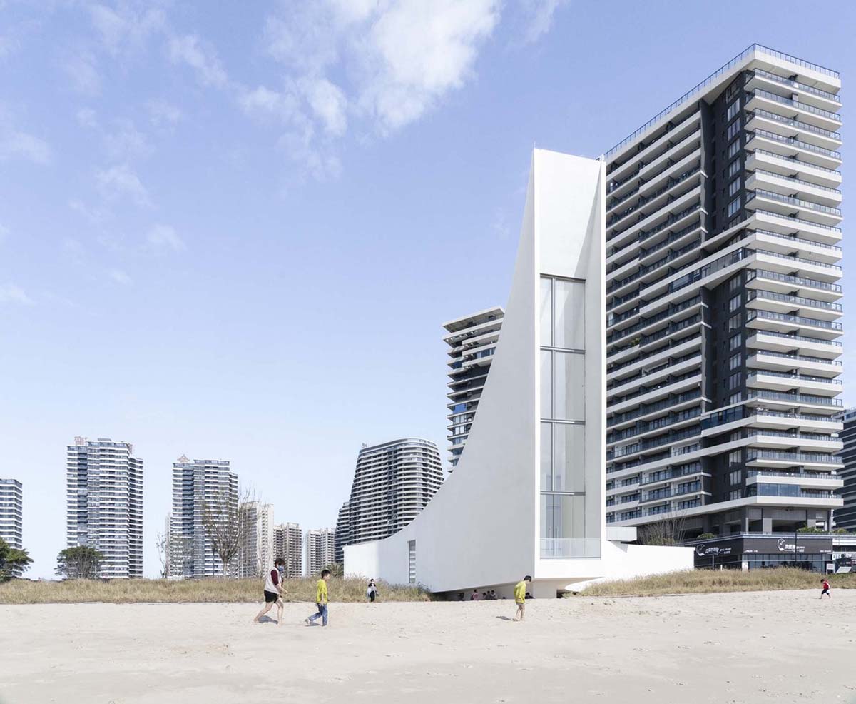 O-office Architects designs curvy chapel that opens up a vertical window to the seaside in Shanwei