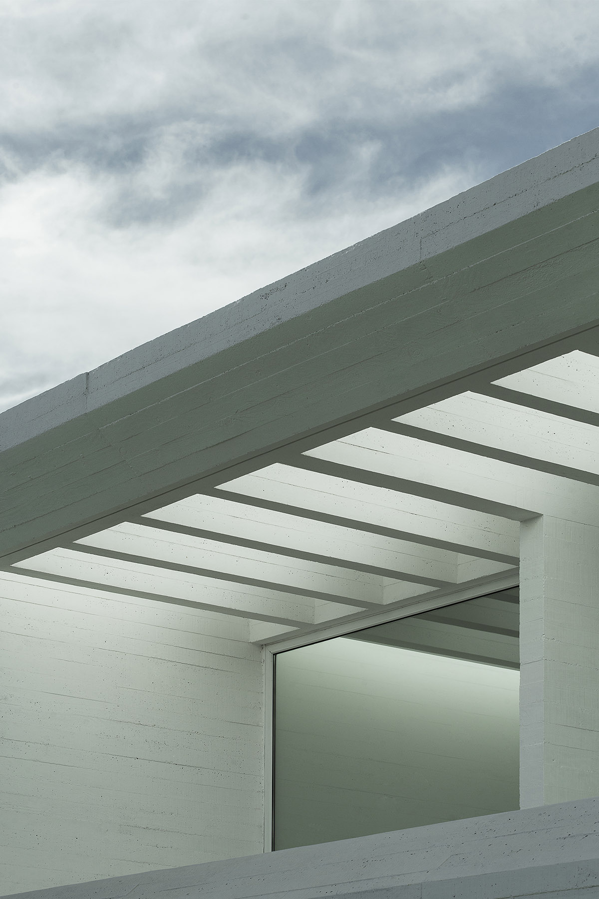 Cristián Romero Valente built this white concrete house on steep slope to give serene view in Chile