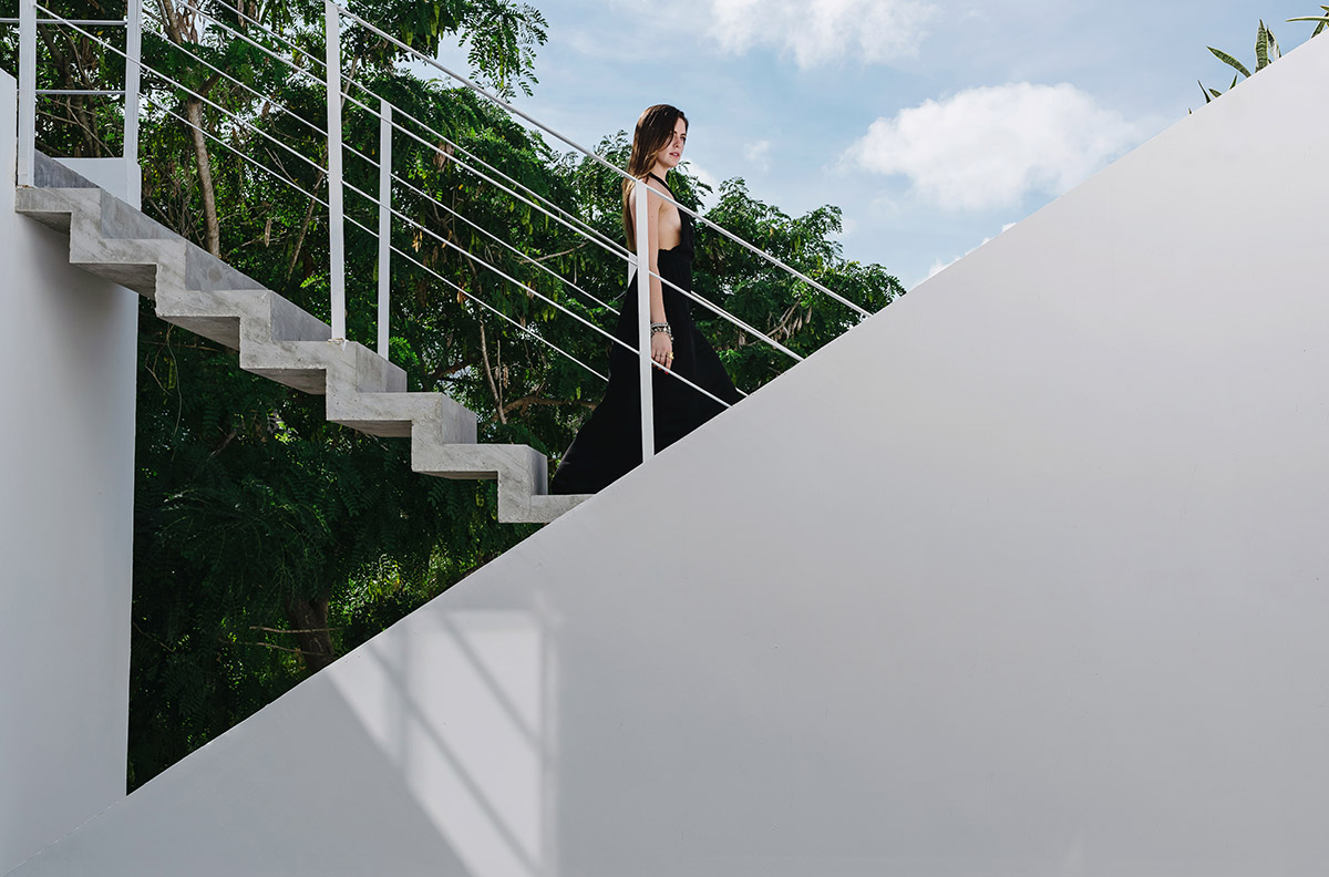 Intersection of staircases forms the facade of this multi-family building in M&eacute;xico