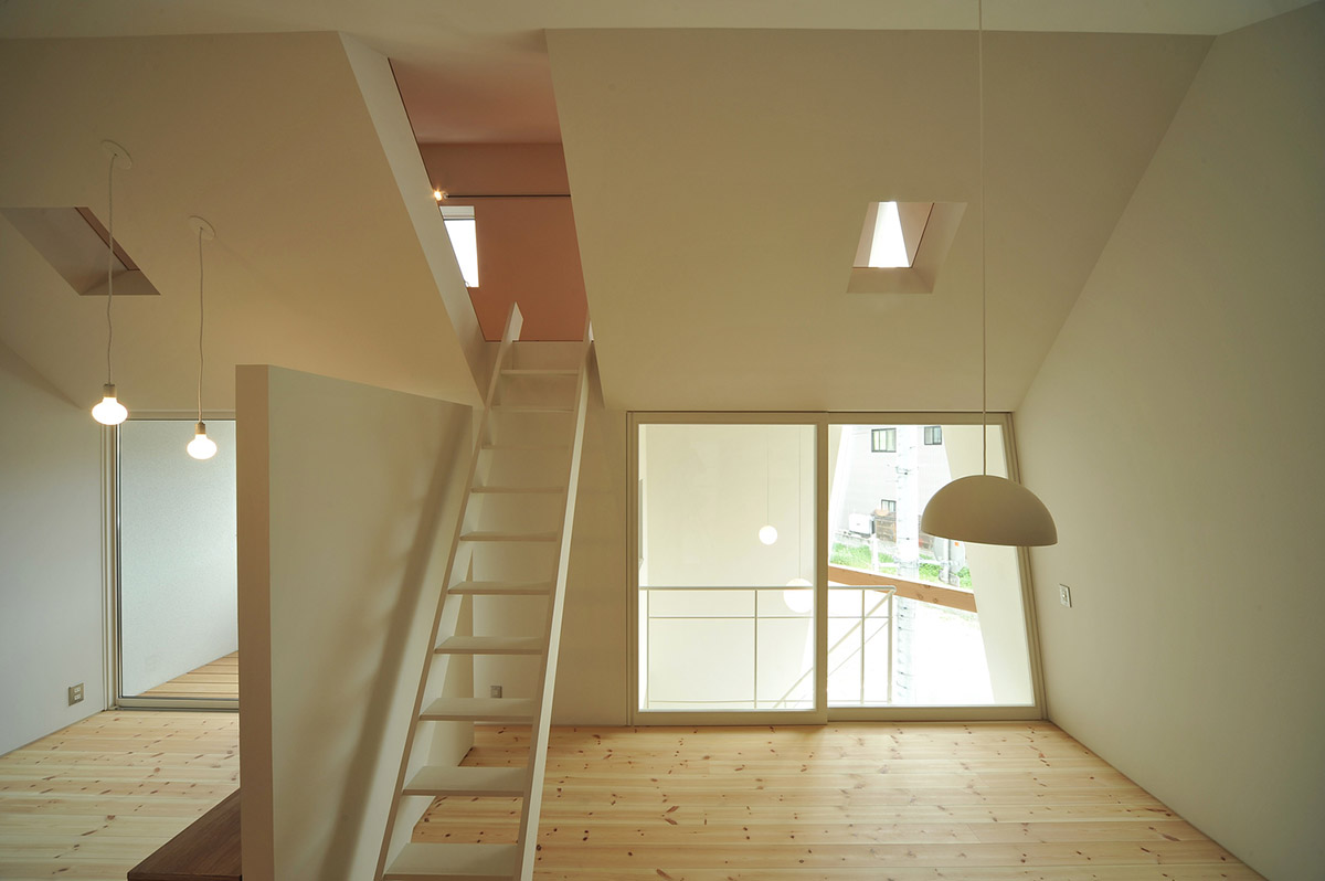 Takeru Shoji creates giant slit to reflect daily atmosphere of this house on corner plot of Japan
