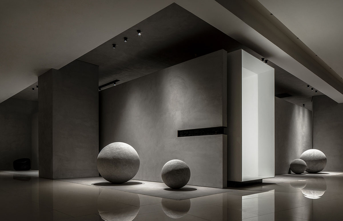 JST ARCHITECTURE creates dark-colored palette by adding a geometrical aesthetic to this showroom