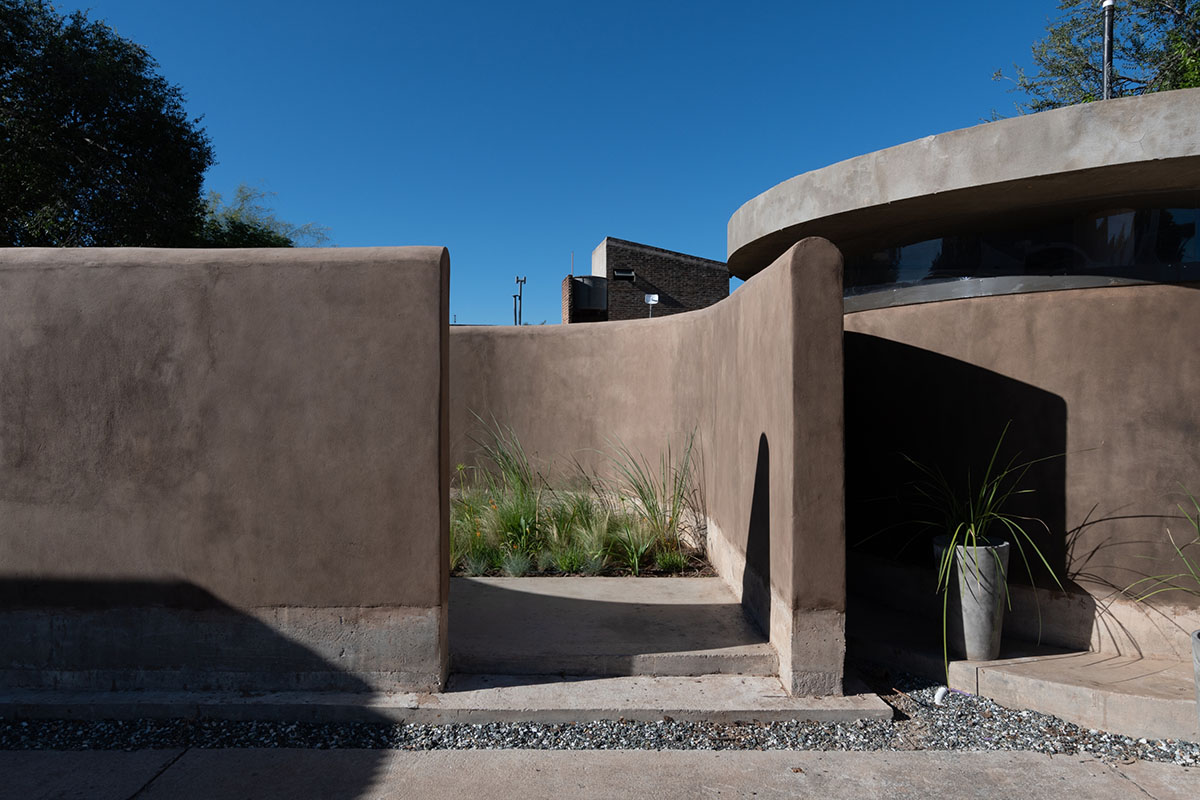 Patio Estudio designs multipurpose room with mud walls in circular geometry in Córdoba