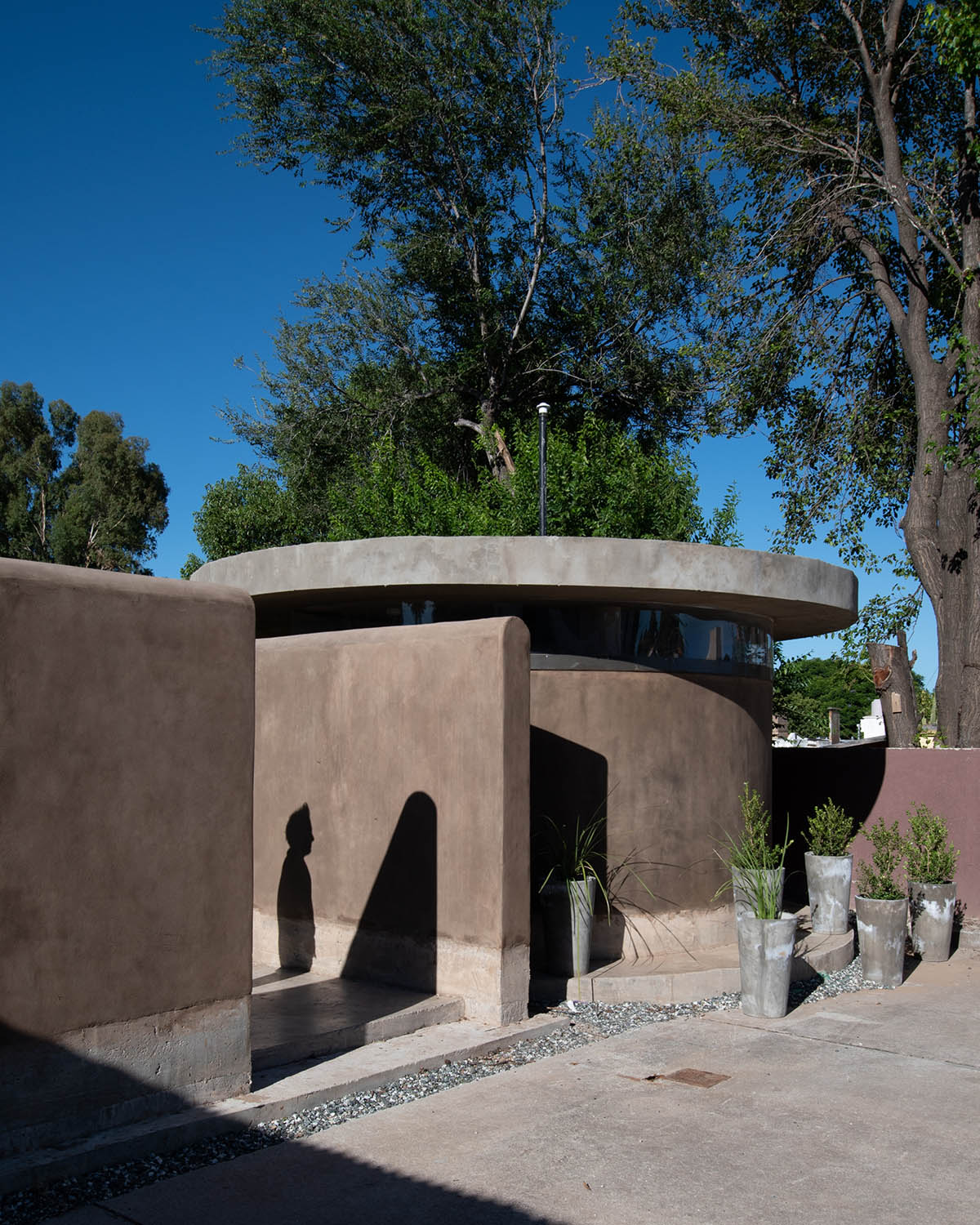 Patio Estudio designs multipurpose room with mud walls in circular geometry in Córdoba