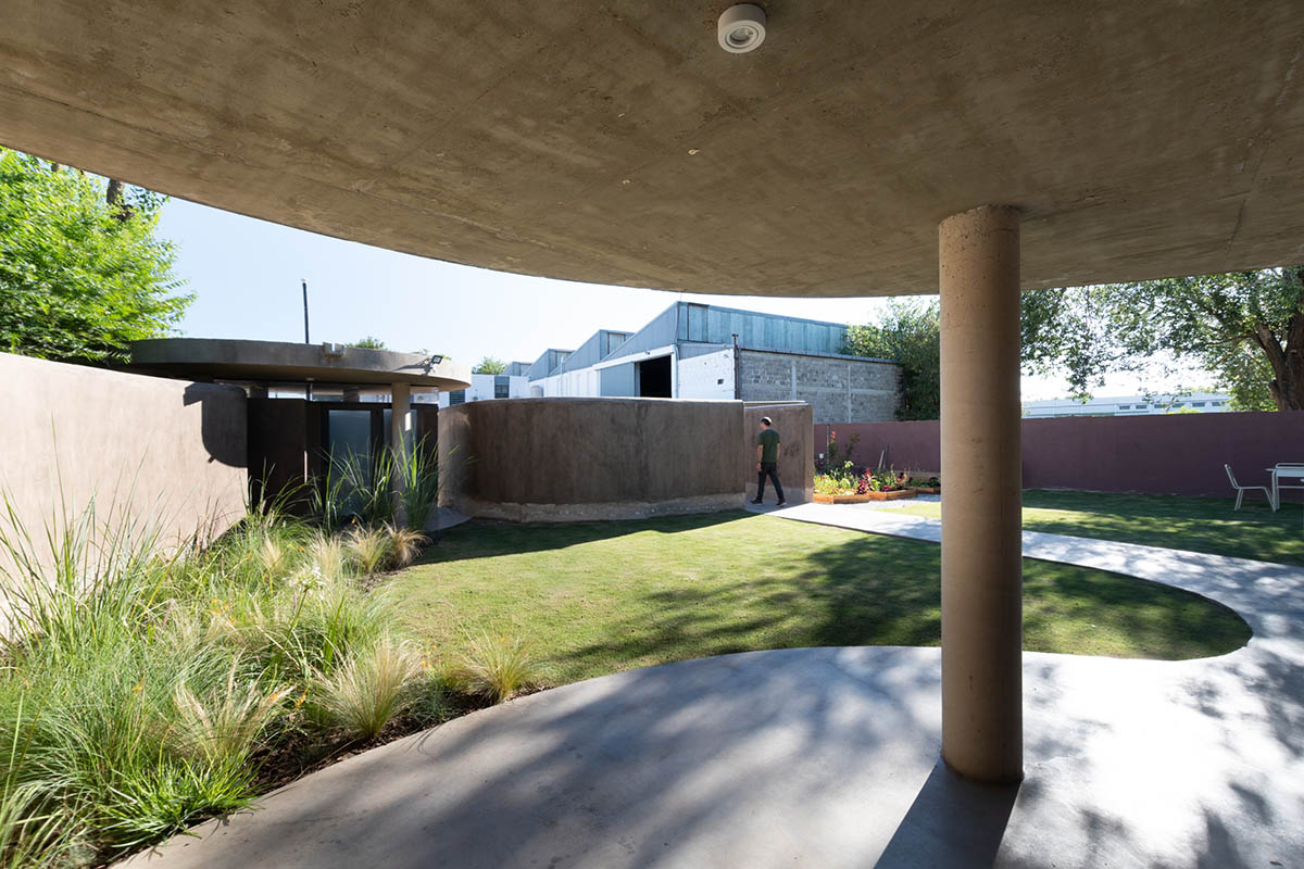 Patio Estudio designs multipurpose room with mud walls in circular geometry in Córdoba