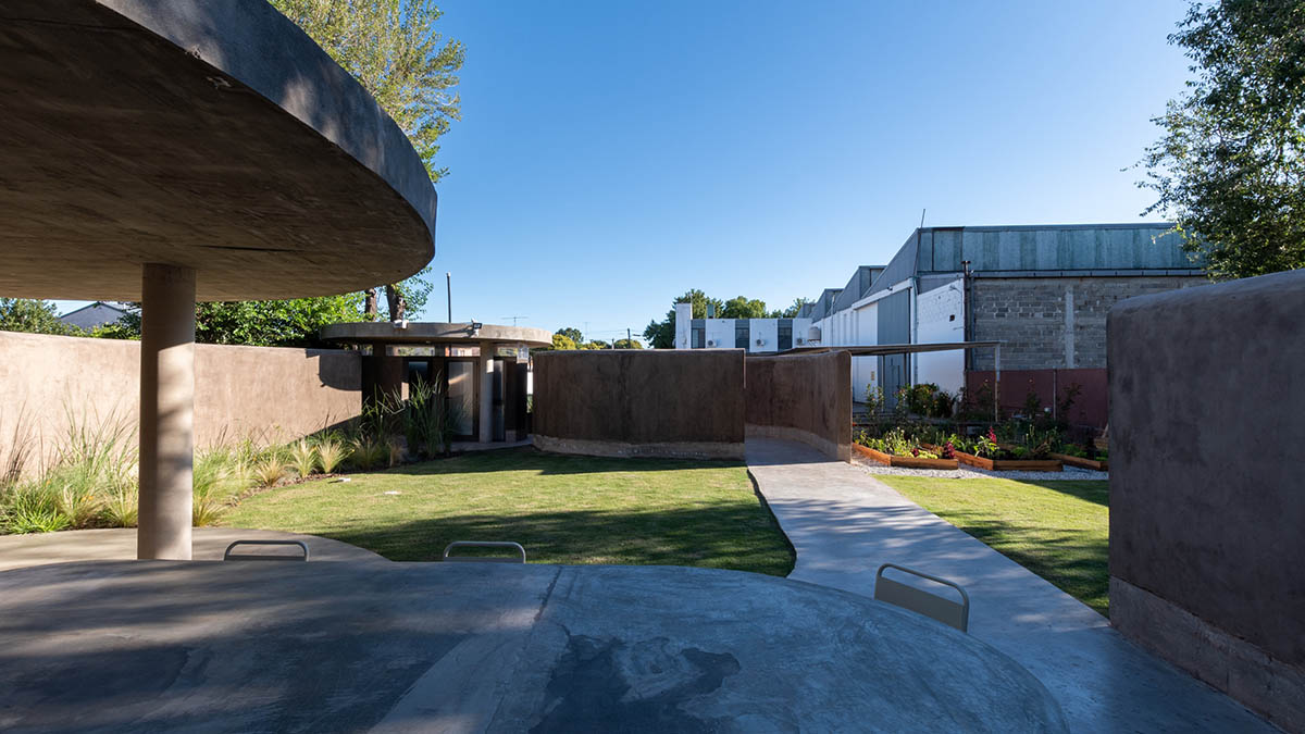 Patio Estudio designs multipurpose room with mud walls in circular geometry in Córdoba
