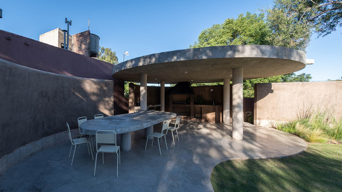 Patio Estudio designs multipurpose room with mud walls in circular geometry in Córdoba