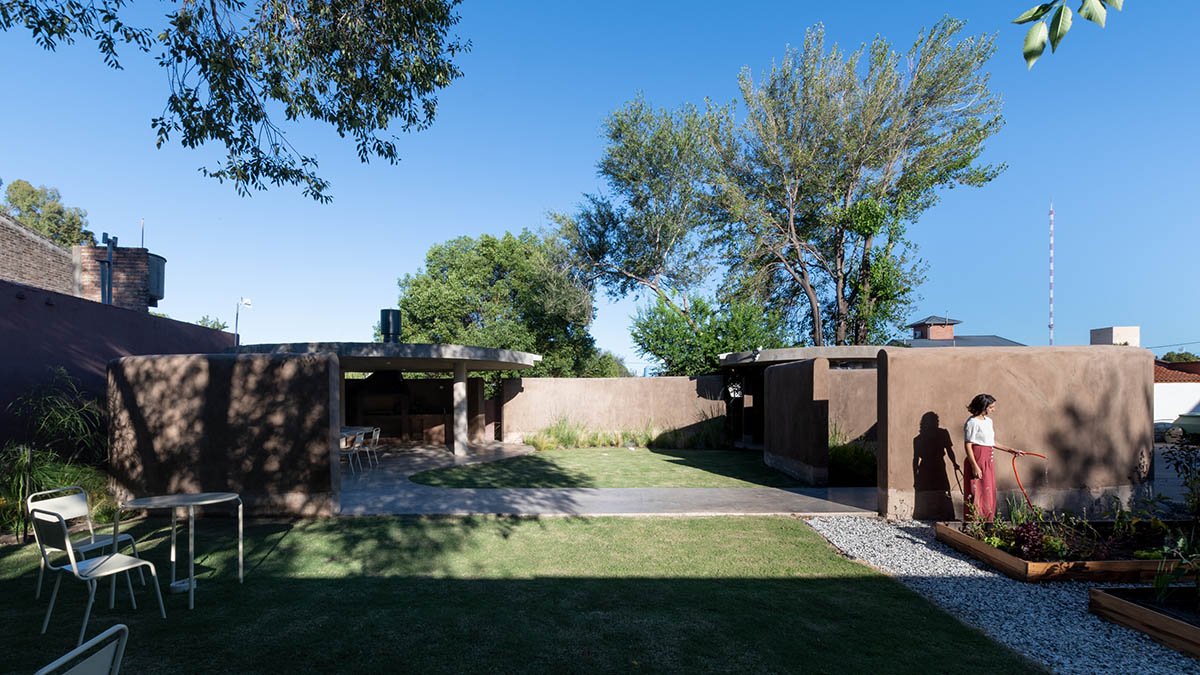 Patio Estudio designs multipurpose room with mud walls in circular geometry in Córdoba