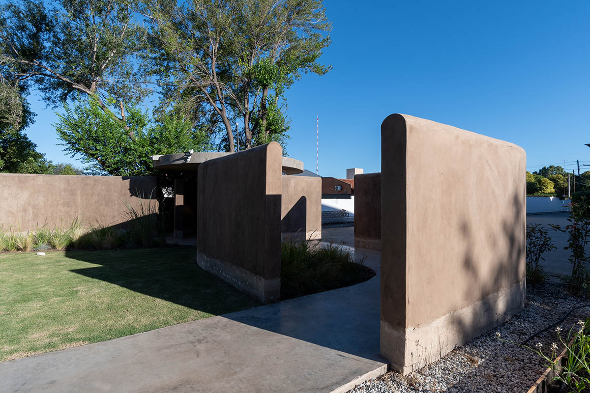 Patio Estudio designs multipurpose room with mud walls in circular geometry in Córdoba