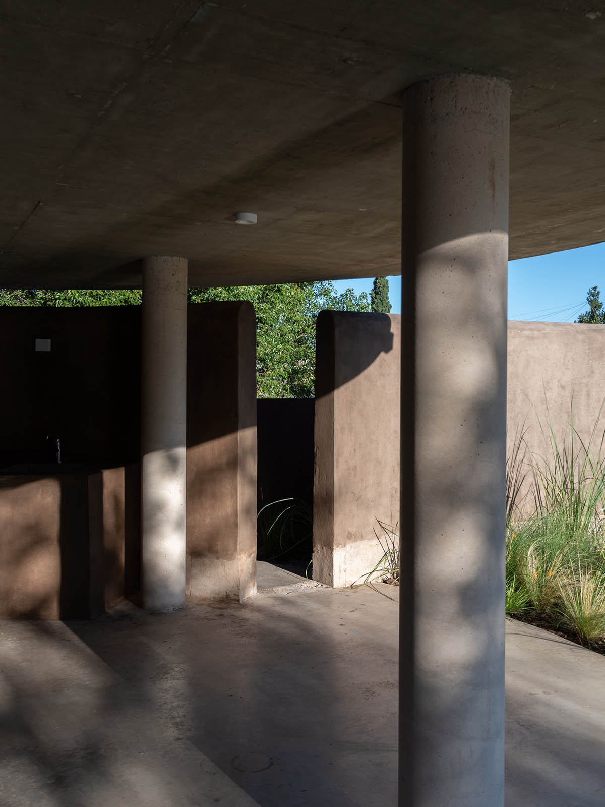 Patio Estudio designs multipurpose room with mud walls in circular geometry in Córdoba