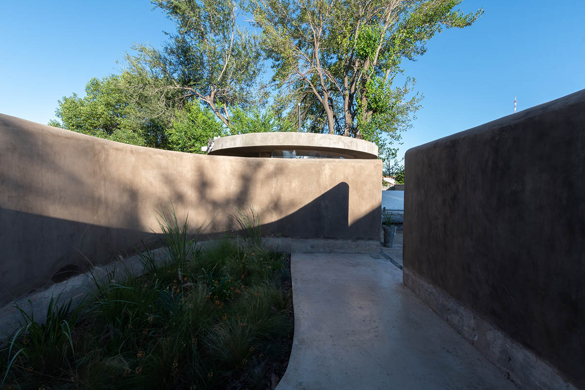 Patio Estudio designs multipurpose room with mud walls in circular geometry in Córdoba