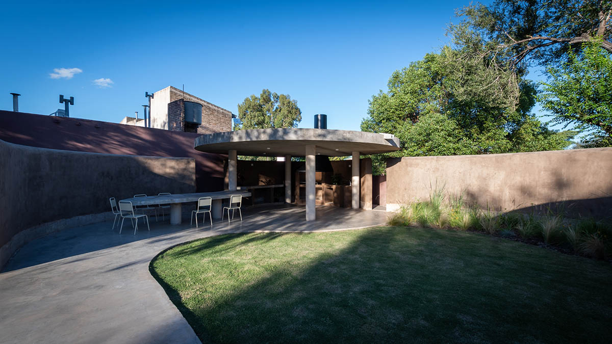Patio Estudio designs multipurpose room with mud walls in circular geometry in Córdoba