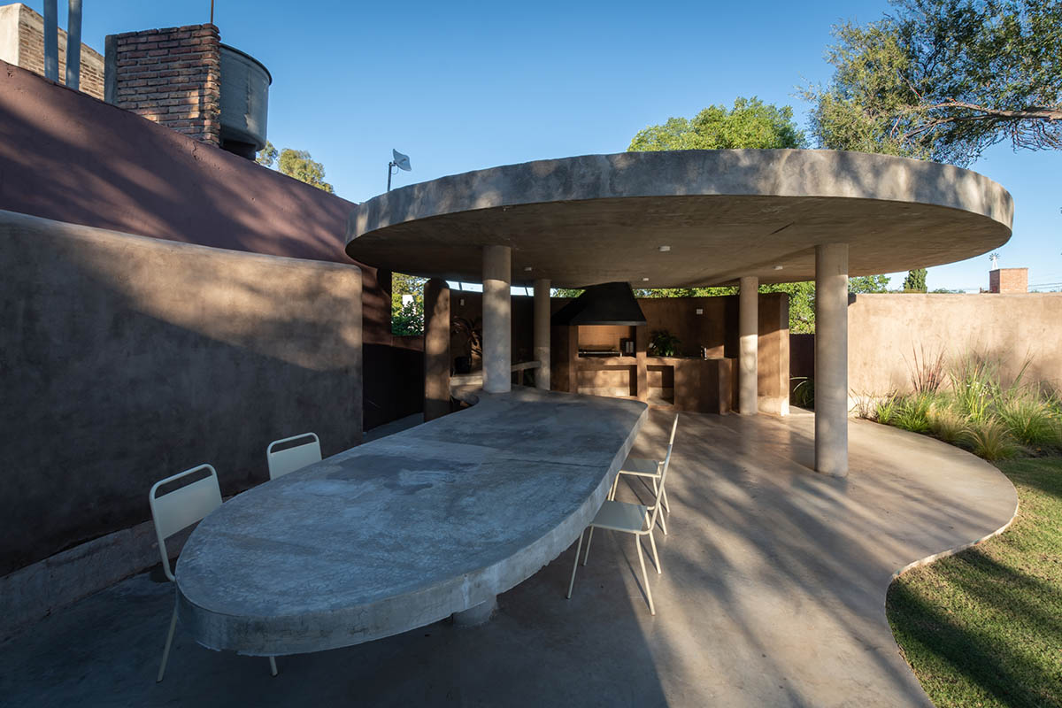 Patio Estudio designs multipurpose room with mud walls in circular geometry in Córdoba
