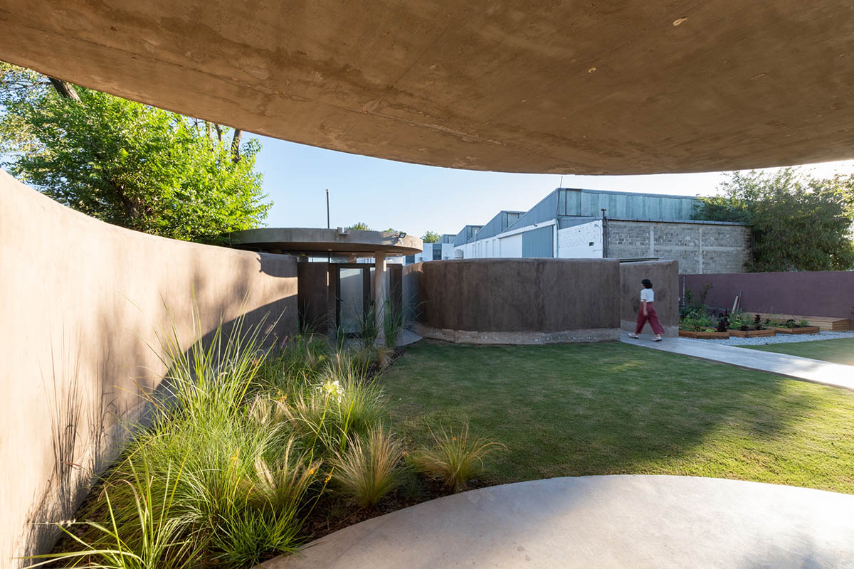 Patio Estudio designs multipurpose room with mud walls in circular geometry in Córdoba