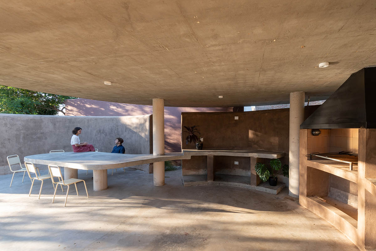 Patio Estudio designs multipurpose room with mud walls in circular geometry in Córdoba