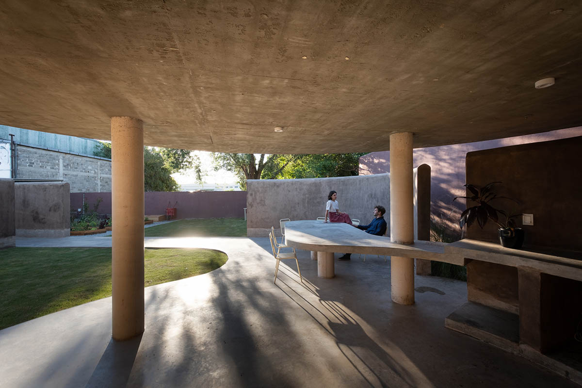 Patio Estudio designs multipurpose room with mud walls in circular geometry in Córdoba