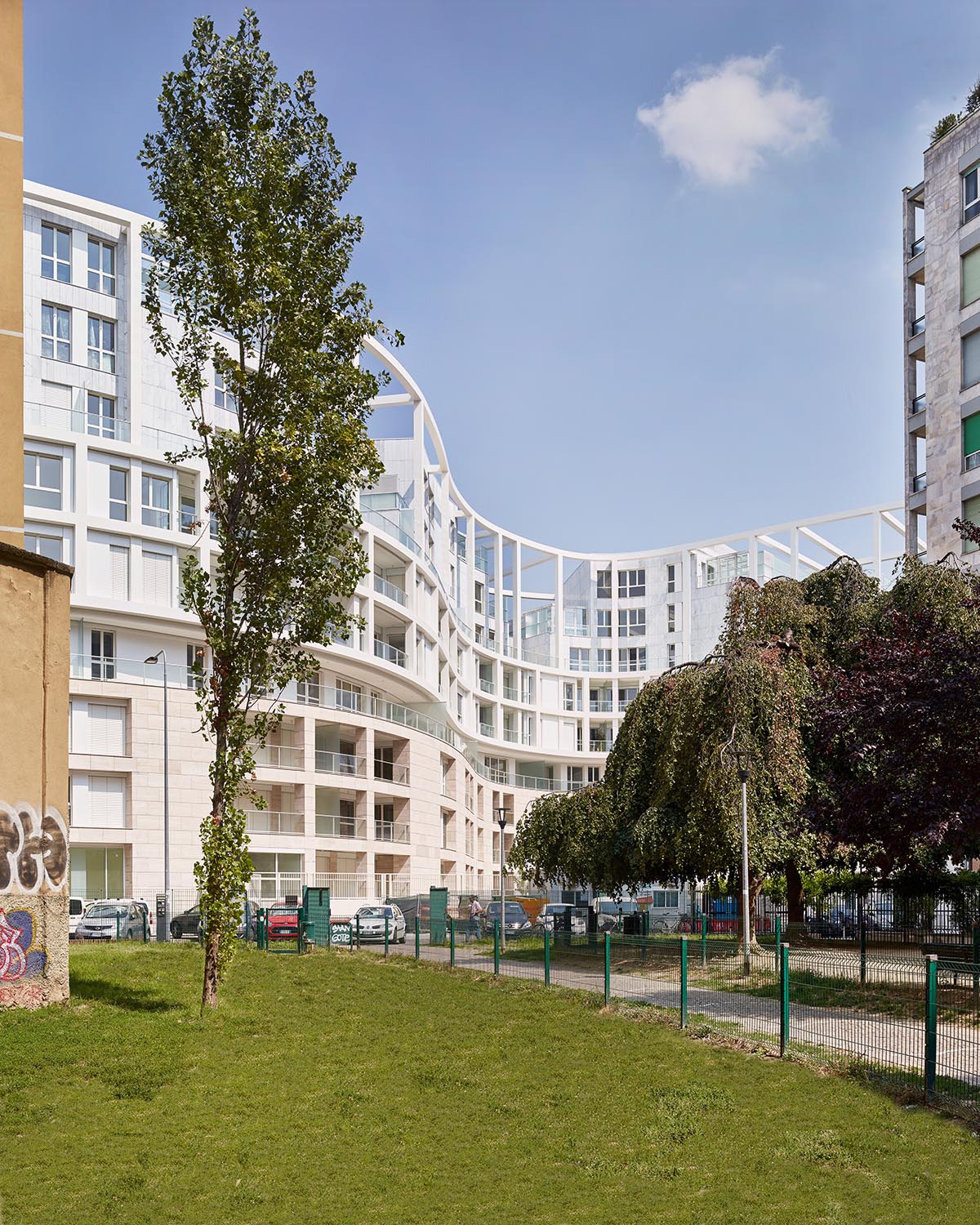 Eisenman Architects, Degli Esposti Architetti & AZstudio complete curved Residenze Carlo Erba