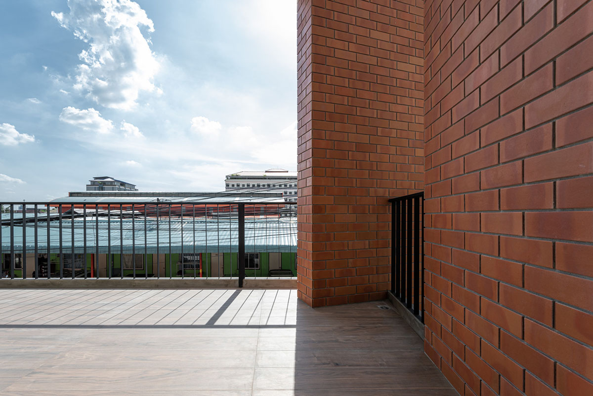 Gigantic terracotta-tile walls added to create a buffer zone in Pakkret House in Thailand