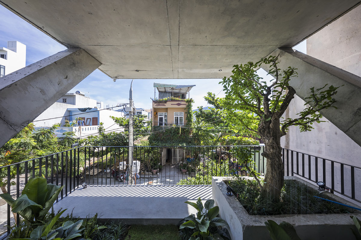 Ho Khue Architects' concrete house is inspired by imaginations of children’s LEGO game in Vietnam