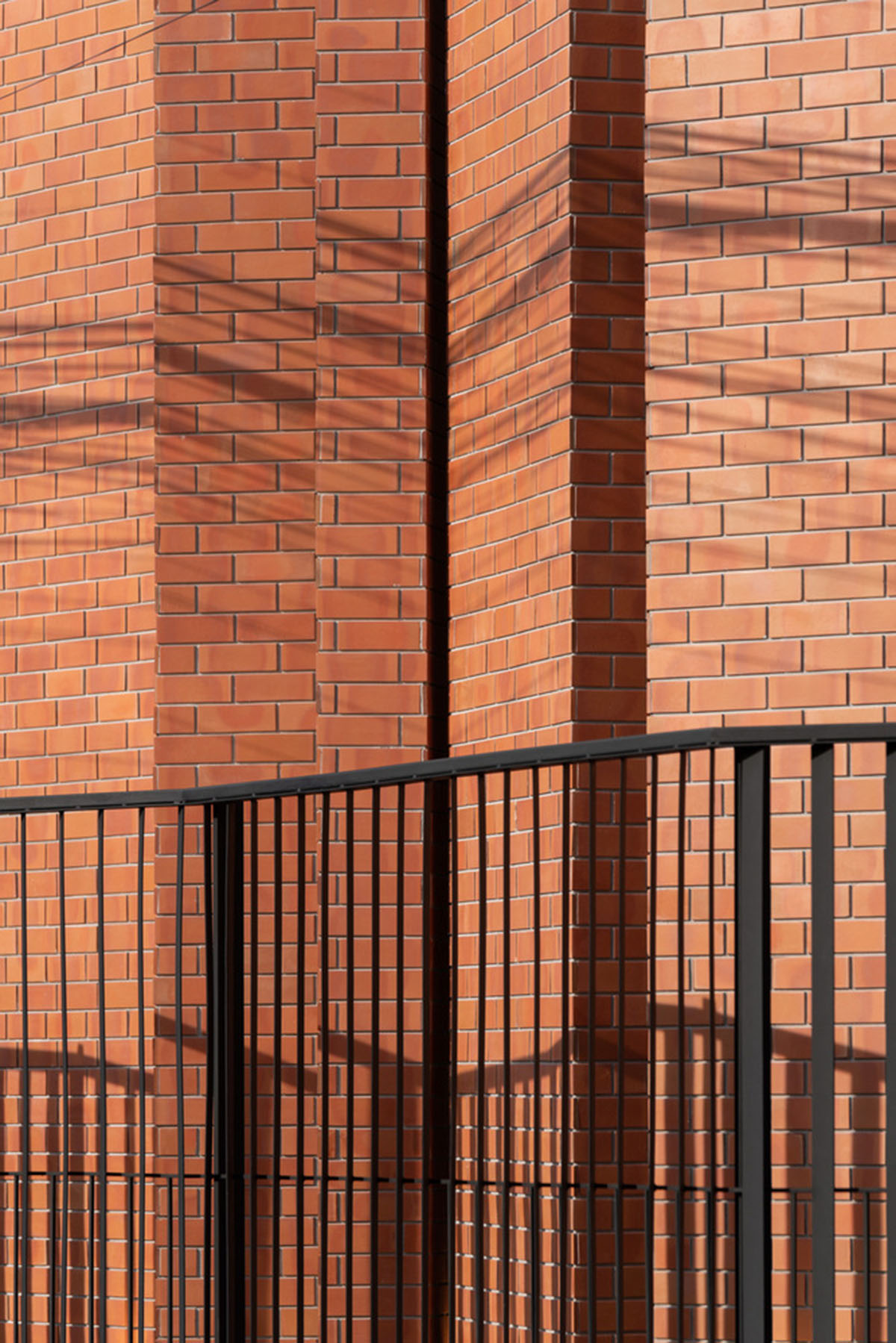 Gigantic terracotta-tile walls added to create a buffer zone in Pakkret House in Thailand