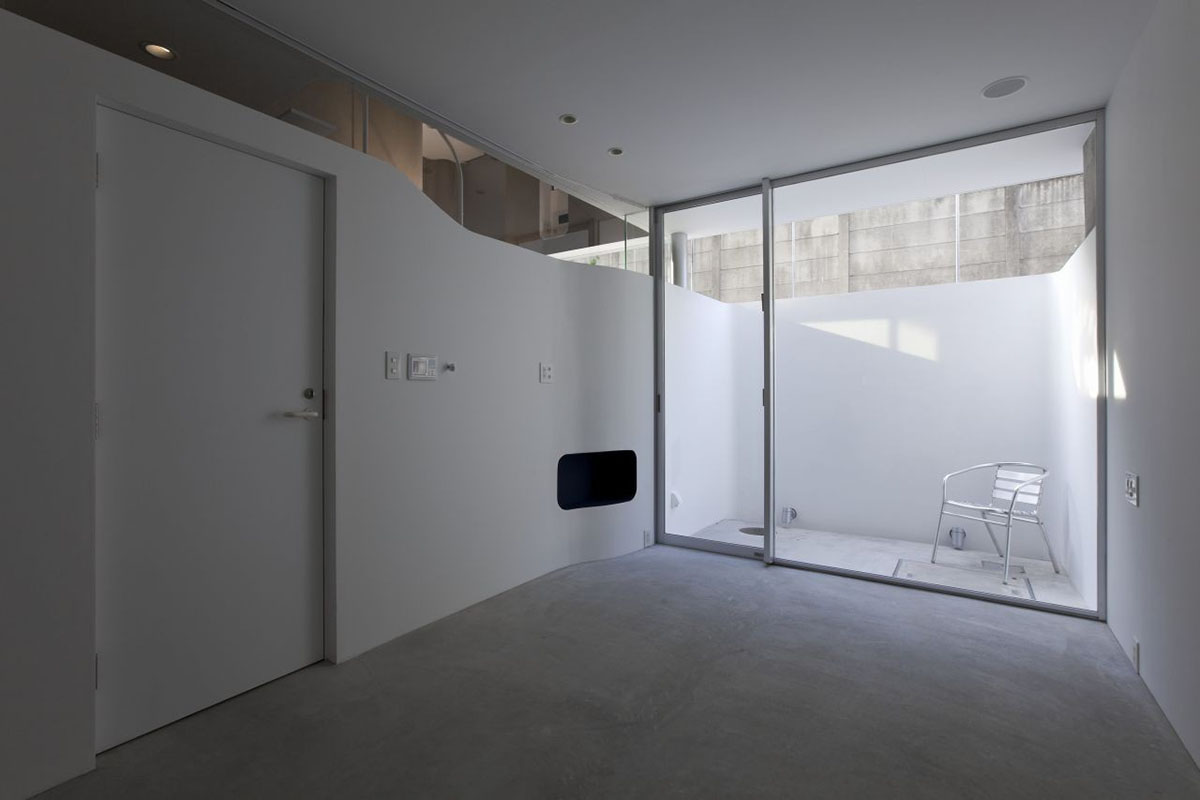 Casting moulds form this fluid private residence and dental clinic designed by N MAEDA ATELIER