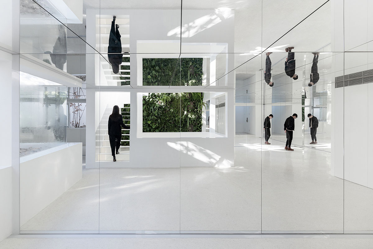 Archstudio transforms Beijing's old building into a multi-brand boutique with mirrored interior