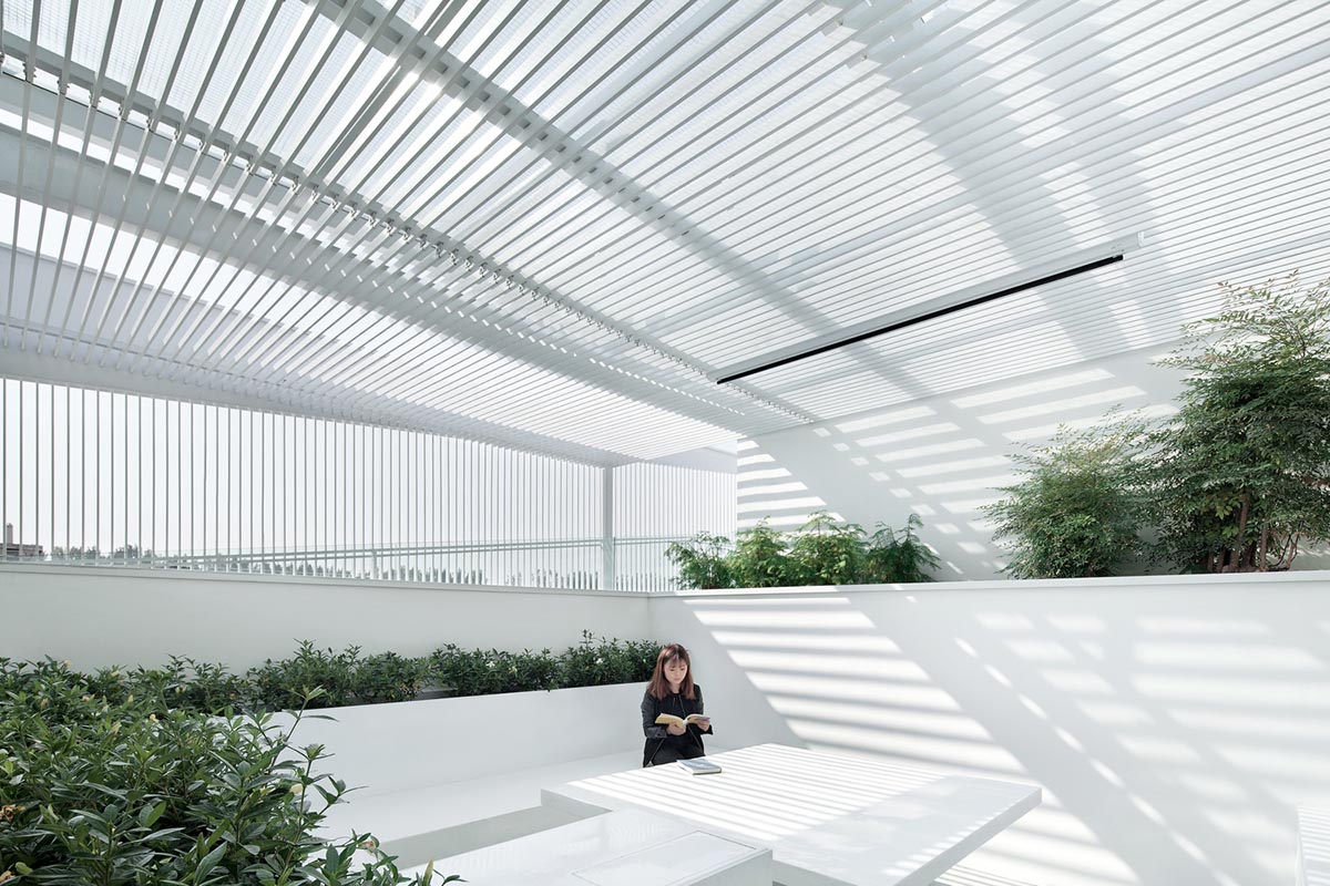 reMIX Studio combines new program of all-white extension with continuous circulation in Beijing