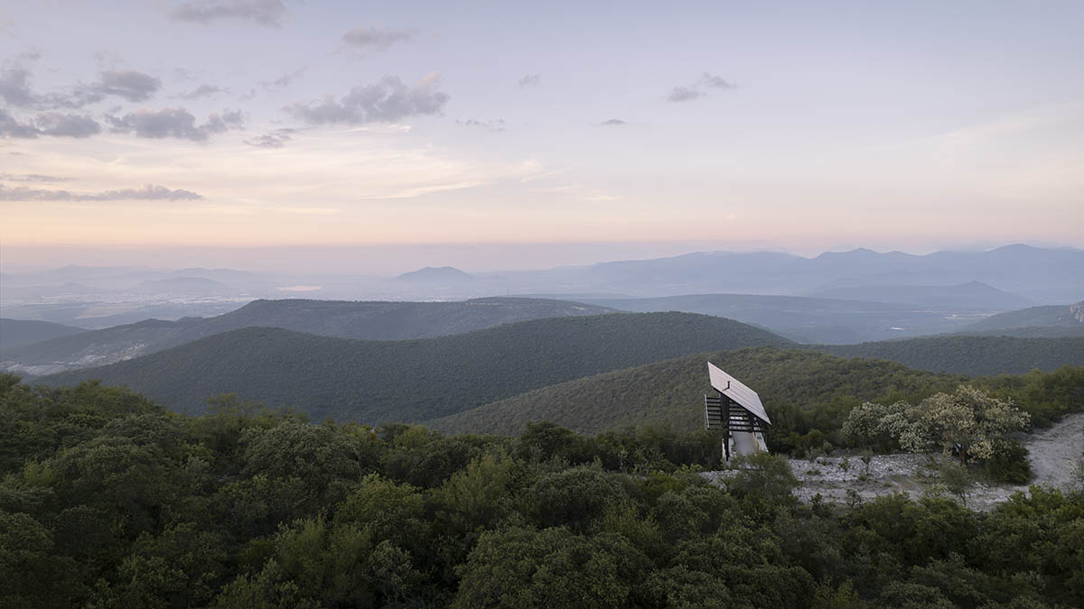 Espina Pavilion embraces structural and visual balance with minimal footprint on Mexican hills 