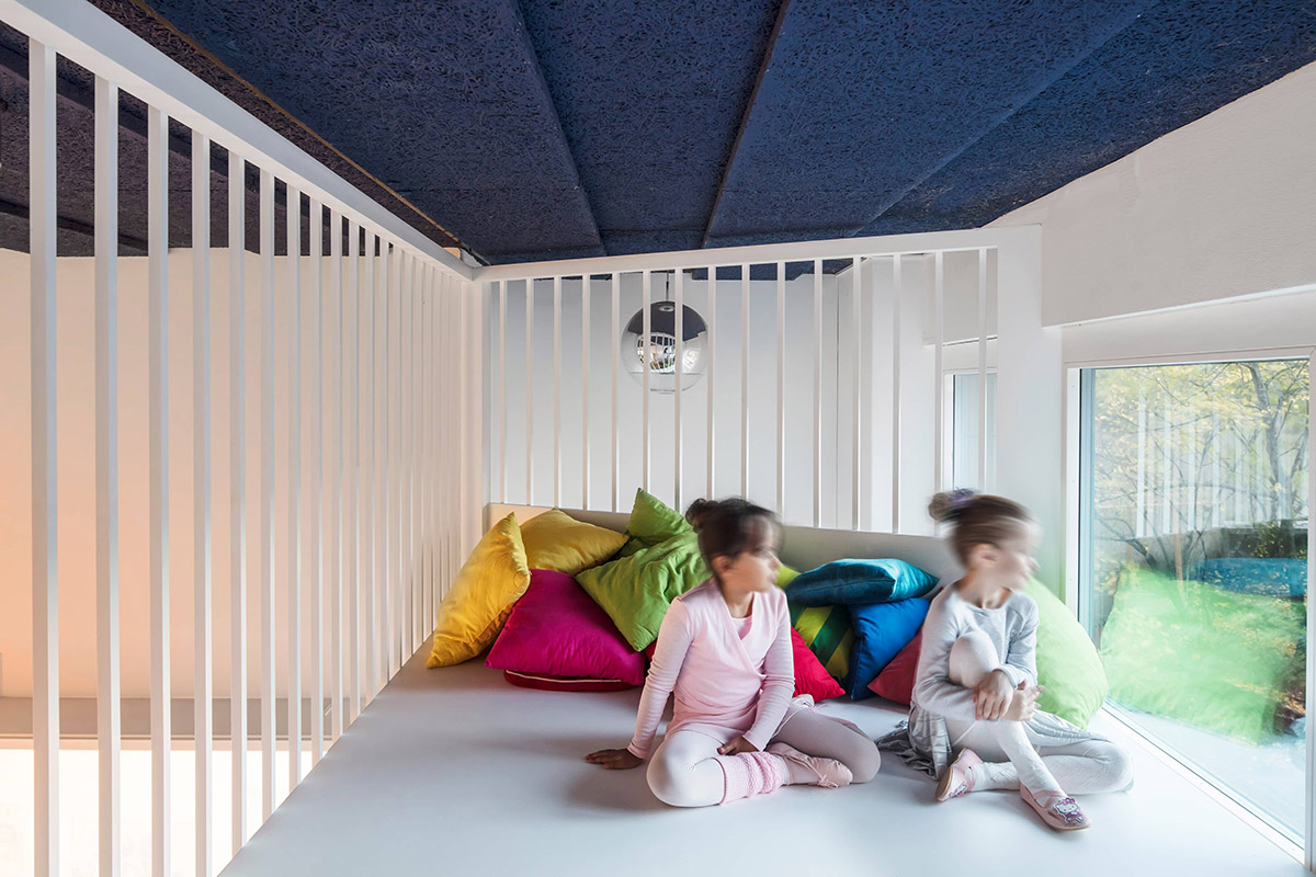 FOCKETYN DEL RIO Studio transforms an unused corridor of a building into a community center in Basel