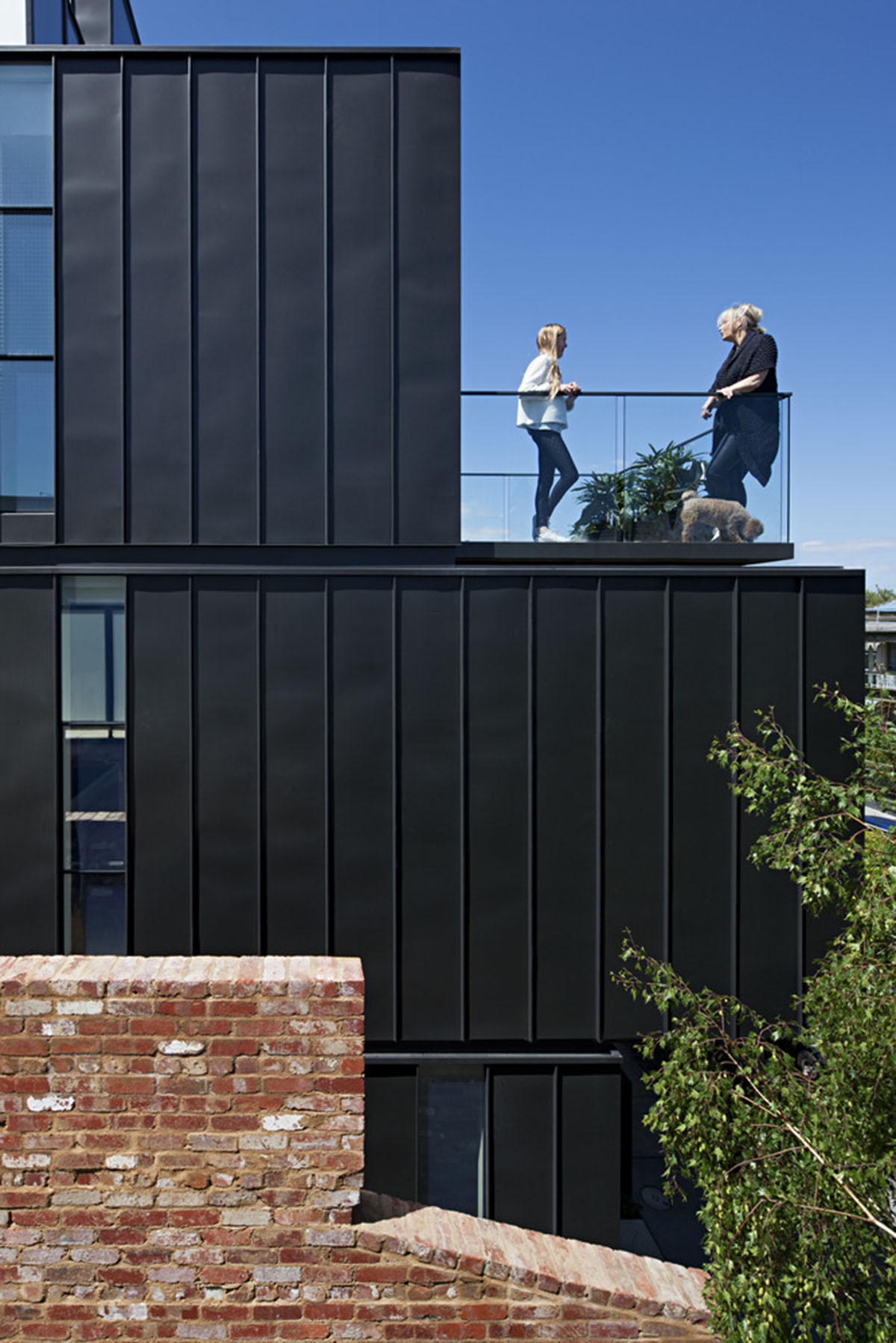 Protruding glass boxes form mixed-use housing in a narrow plot in Melbourne