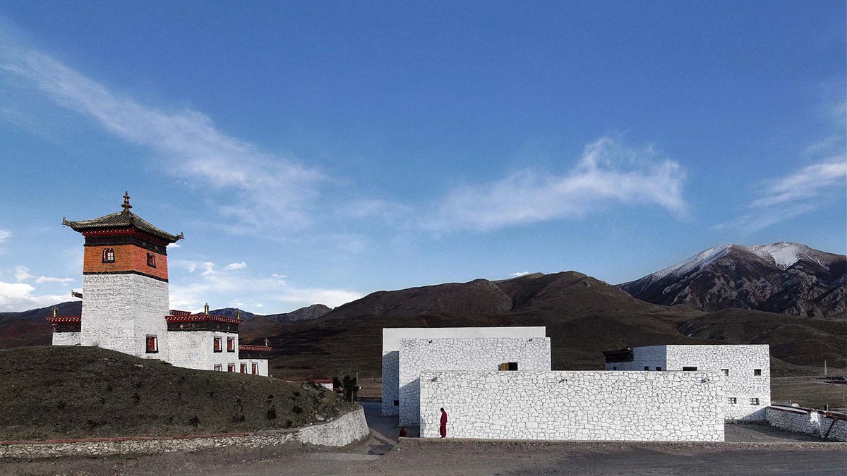 Jí Architects extends Tsenpo Museum with floating glass box overlooking snow mountains in China