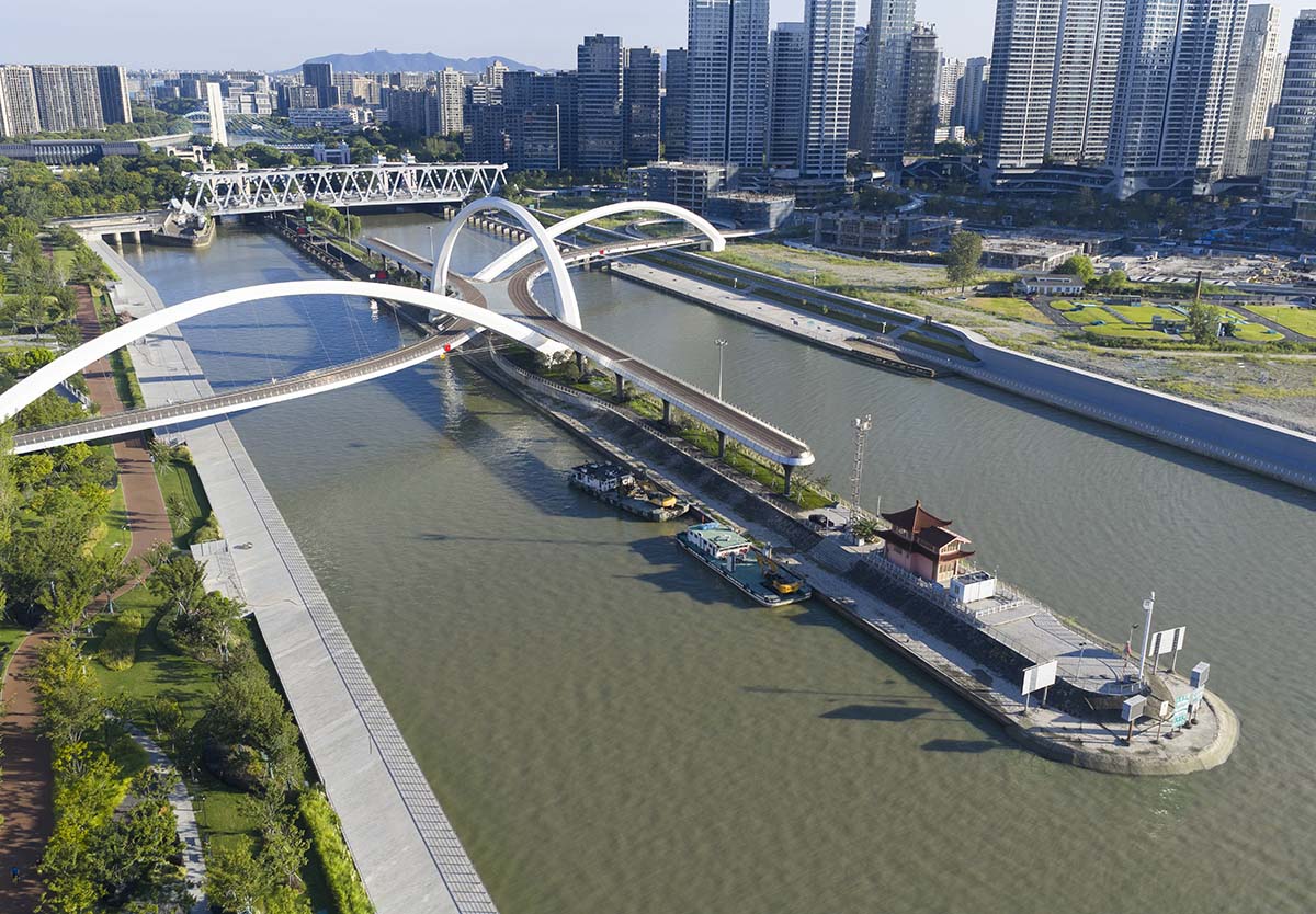 Zaha Hadid Architects reveals the silk-inspired bridge of Hangzhou with a sinuous form