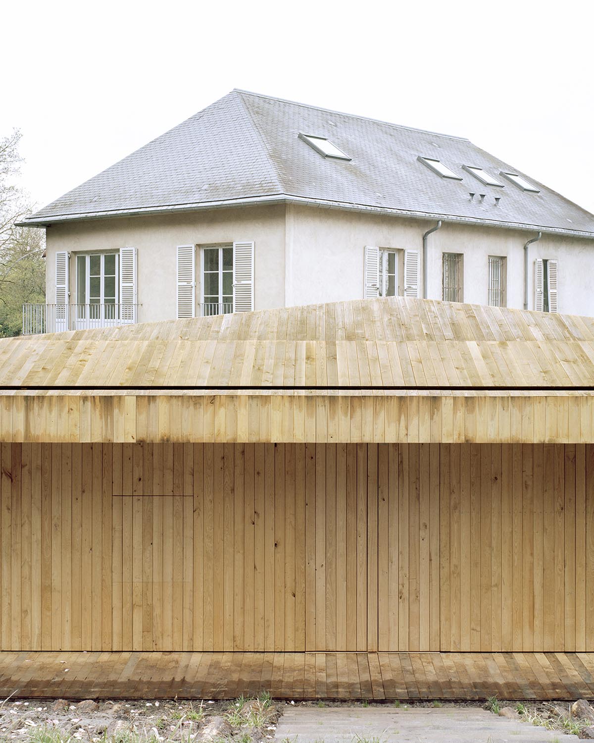 Atelier Delalande Tabourin creates a wooden sunken pavilion that arouses curiosity for visitors