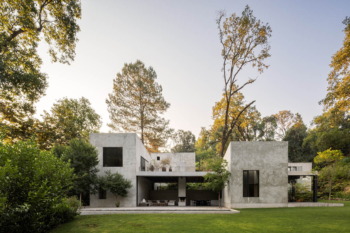 ESTUDIO Ignacio Urquiza Ana Paula de Alba completes residence in Mexican forested landscape