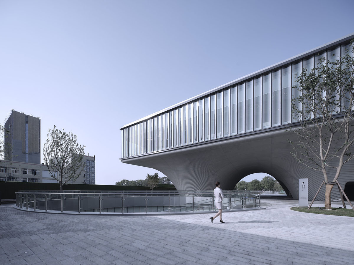 Community Center in Xi’an is raised on sculptural base that features a rippling effect