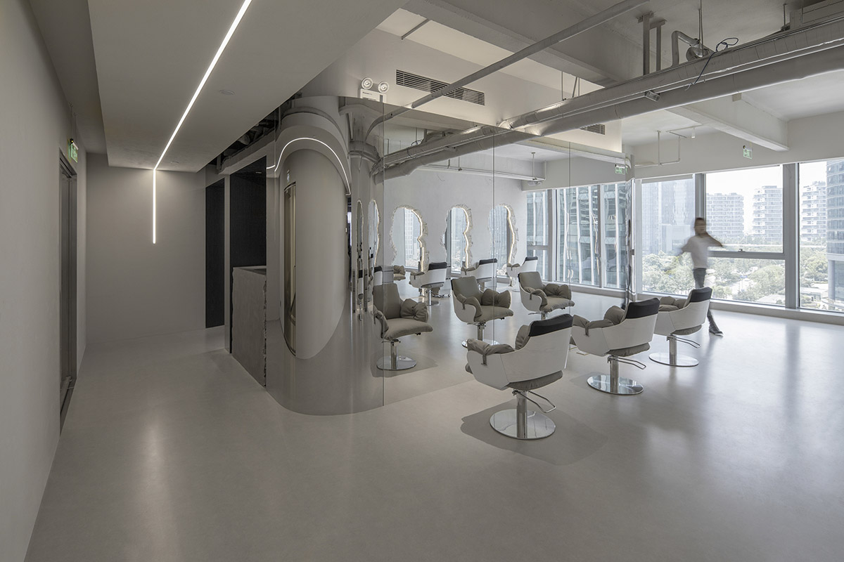 Atelier Right Hub designs hair salon with continuous mirrored surfaces in Hangzhou