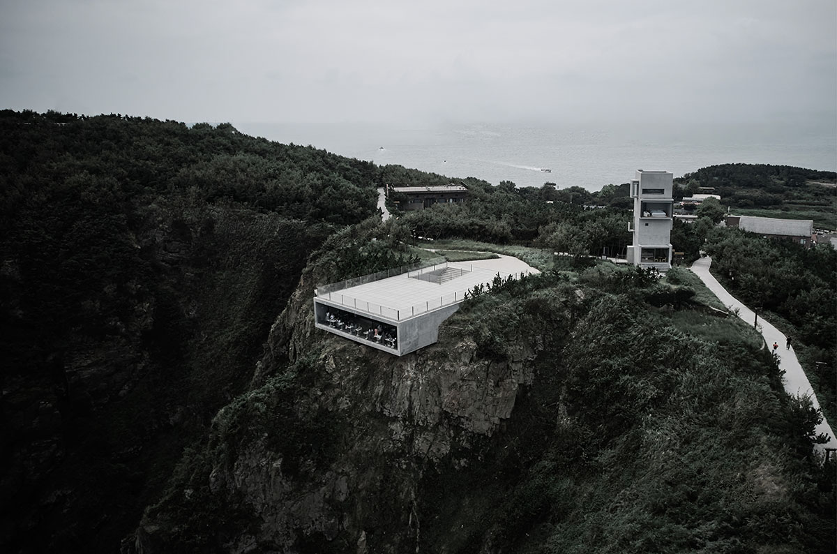 TAO built concrete cafe on a cliff as an extension of the land in China