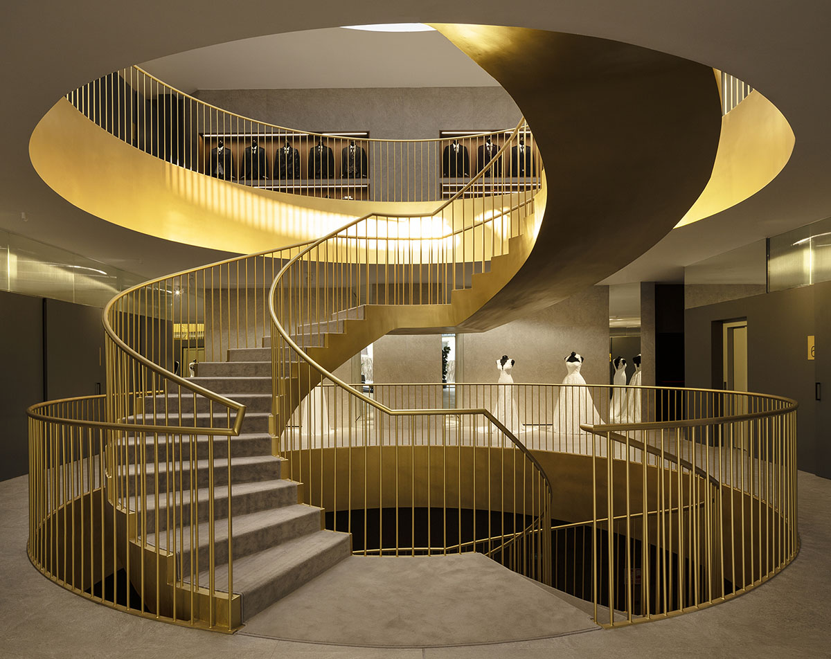 Pablo Muñoz Payá Arquitectos converts old industrial building into bridal store with golden interior