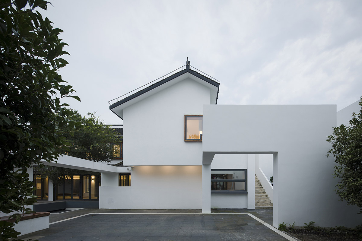 y.ad studio converts office building into a light-filled conference center in Kunshan