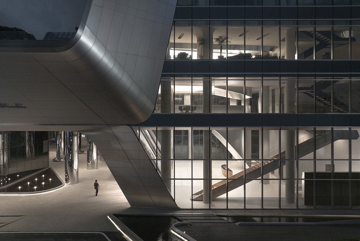 E Studio takes visitors into space travel with a flow of sculpted stainless steel for a showroom