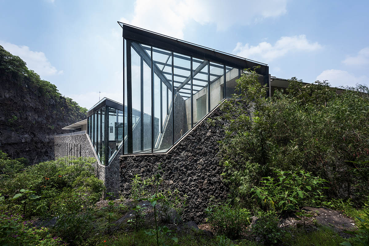 DF Arquitectos completes Pumas Clubhouse from volcanic stone in Mexico