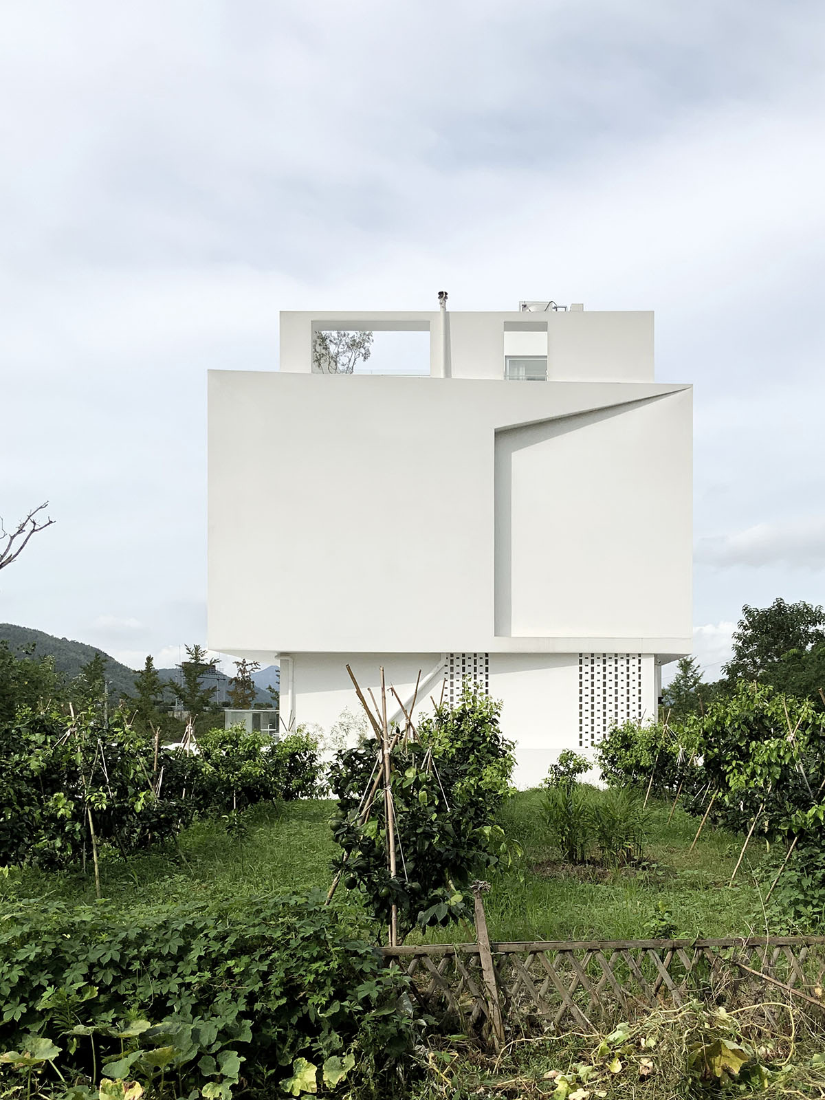 LQS Architects built boutique hotel featuring three-dimensional cut in Zhejiang Province